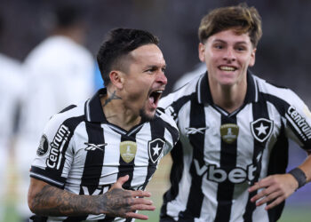 Artur comemorando gol do Botafogo contra a LDU