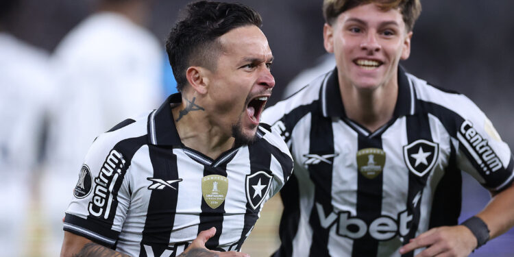 Artur comemorando gol do Botafogo contra a LDU