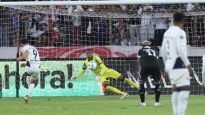 John, do Botafogo, tenta buscar pênalti cobrado pela LDU