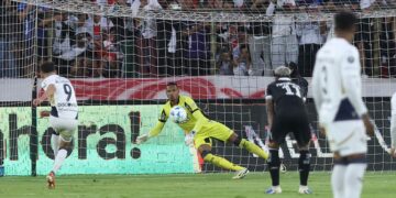 John, do Botafogo, tenta buscar pênalti cobrado pela LDU