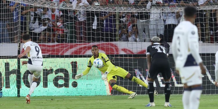 John, do Botafogo, tenta buscar pênalti cobrado pela LDU