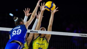Brasil x França: Julia Kudiess fazendo o bloqueio durante a partida