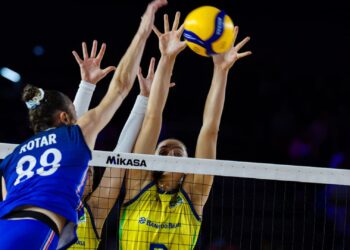 Brasil x França: Julia Kudiess fazendo o bloqueio durante a partida