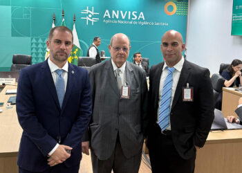 Da esquerda para a direita: Daniel Meirelles Fernandes, diretor da Anvisa, ao lado de Synesio Batista da Costa e Filipe Bragança, da Brasnutri - Foto: Divulgação