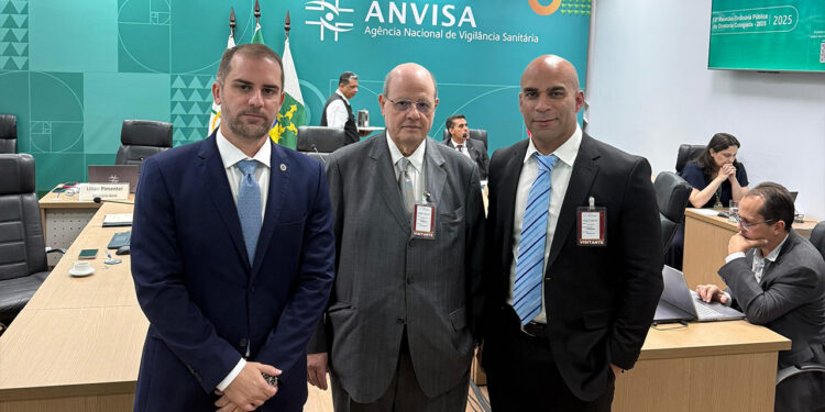 Da esquerda para a direita: Daniel Meirelles Fernandes, diretor da Anvisa, ao lado de Synesio Batista da Costa e Filipe Bragança, da Brasnutri - Foto: Divulgação