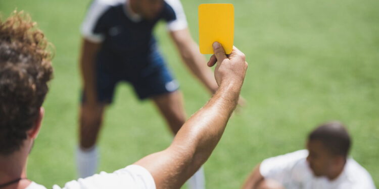 Jogo com mais faltas e cartões Basco e Flamengo - Créditos: depositphotos.com / ArturVerkhovetskiy