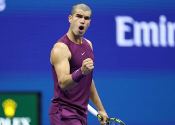 Carlos Alcaraz em jogo contra Bellucci