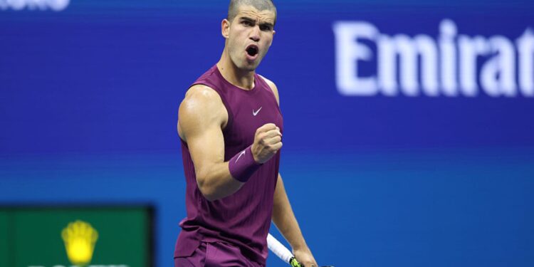 Carlos Alcaraz em jogo contra Bellucci