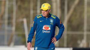 Ancelotti durante treino da Seleção Brasileira
