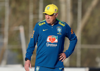 Ancelotti durante treino da Seleção Brasileira