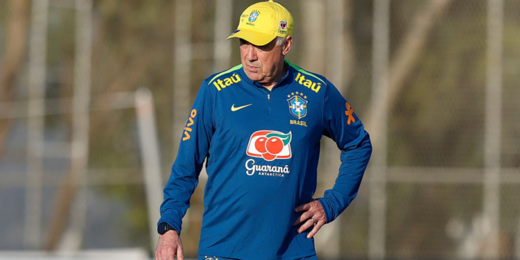 Ancelotti durante treino da Seleção Brasileira