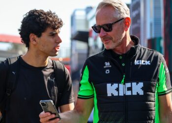 Bortoleto e chefe de equipe da Sauber na F1.