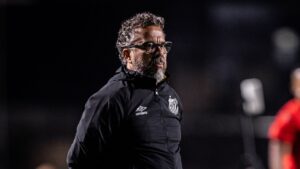 Cléber Xavier, técnico do Santos, fala sobre momento no clube.