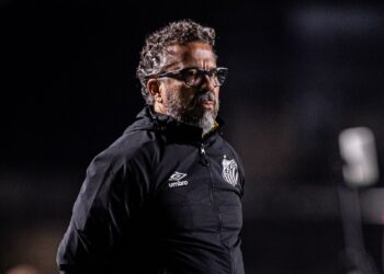 Cléber Xavier, técnico do Santos, fala sobre momento no clube.