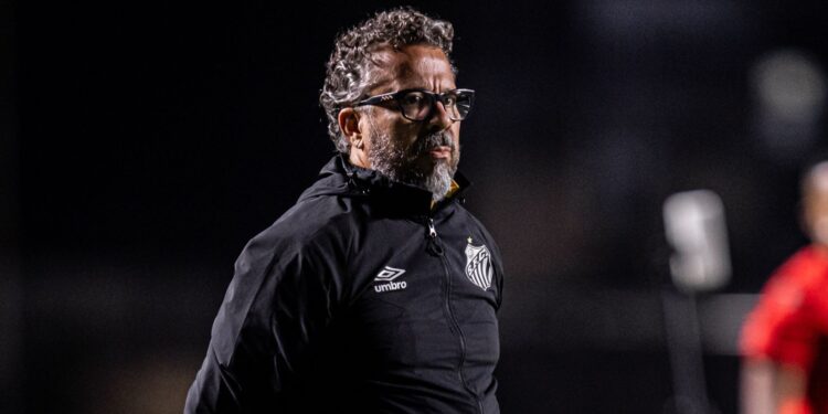 Cléber Xavier, técnico do Santos, fala sobre momento no clube.