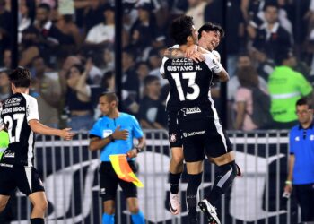 Jogadores comemorando gol em vitória do Corinthians sobre o Vasco pelo Brasileirão