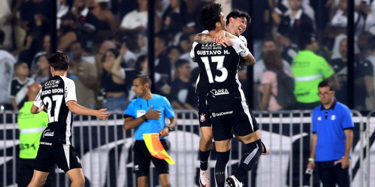Jogadores comemorando gol em vitória do Corinthians sobre o Vasco pelo Brasileirão