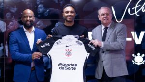 Vitinho assina contrato ao lado do presidente Osmar Stabile e do executivo de futebol Fabinho Soldado