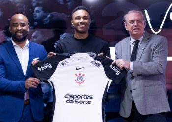 Vitinho assina contrato ao lado do presidente Osmar Stabile e do executivo de futebol Fabinho Soldado