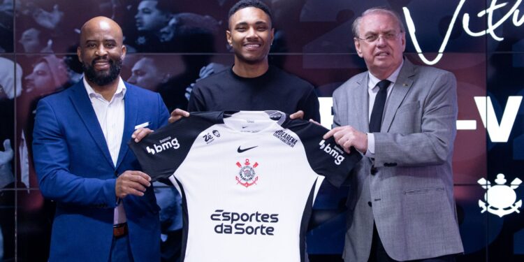 Vitinho assina contrato ao lado do presidente Osmar Stabile e do executivo de futebol Fabinho Soldado
