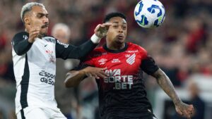Jogadores de Corinthians e Athletico-PR disputando bola