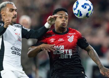 Jogadores de Corinthians e Athletico-PR disputando bola