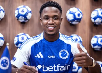 Cruzeiro: Luis Sinisterra assinando com o clube