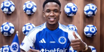 Cruzeiro: Luis Sinisterra assinando com o clube