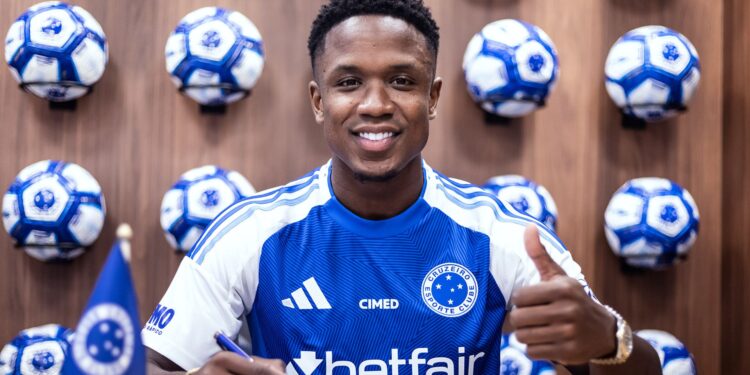 Cruzeiro: Luis Sinisterra assinando com o clube