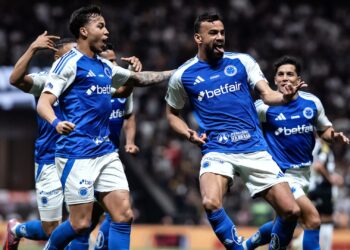 Jogadores do Cruzeiro comemorando gol contra o Atlético-MG
