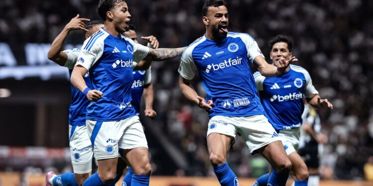 Jogadores do Cruzeiro comemorando gol contra o Atlético-MG