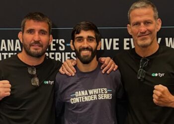 José Delano comemorou o contrato com o UFC ao lado de Vitor Pimenta e da lenda Murilo Bustamante – Foto: divulgação