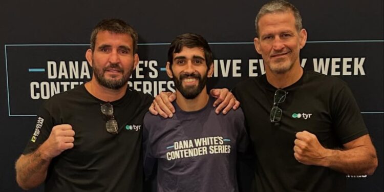 José Delano comemorou o contrato com o UFC ao lado de Vitor Pimenta e da lenda Murilo Bustamante – Foto: divulgação