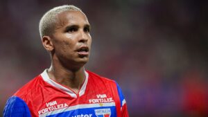 Deyverson durante jogo do Fortaleza