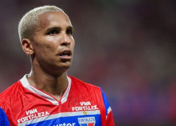 Deyverson durante jogo do Fortaleza
