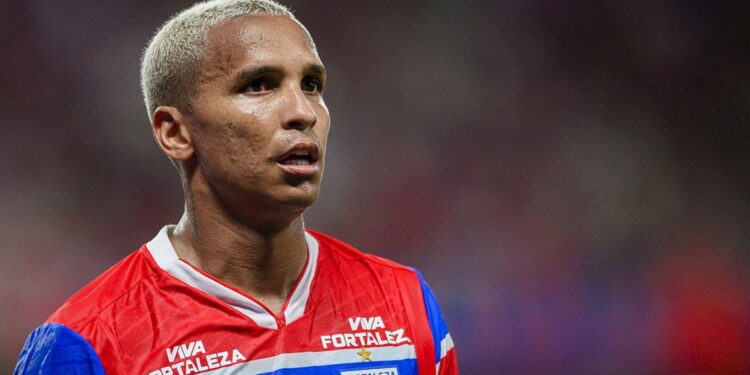 Deyverson durante jogo do Fortaleza