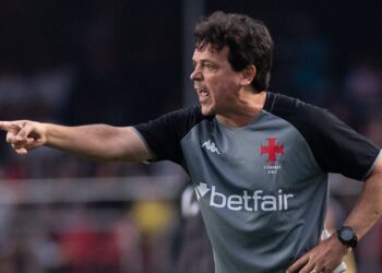 Fernando Diniz no comando do Vasco.
