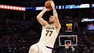 Luka Doncic renova com os Lakers na NBA.