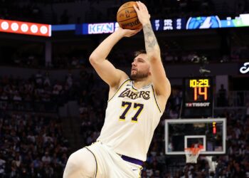 Luka Doncic renova com os Lakers na NBA.