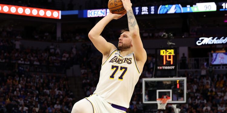 Luka Doncic renova com os Lakers na NBA.