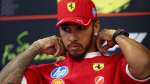 Lewis Hamilton, piloto da Ferrari pela F1, é criticado na comunidade.