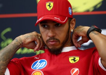 Lewis Hamilton, piloto da Ferrari pela F1, é criticado na comunidade.