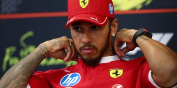 Lewis Hamilton, piloto da Ferrari pela F1, é criticado na comunidade.
