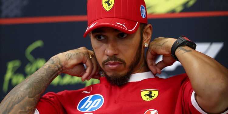 Lewis Hamilton, piloto da Ferrari pela F1, é criticado na comunidade.