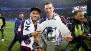 PSG: Draxler e Neymar comemorando título do Campeonato Francês