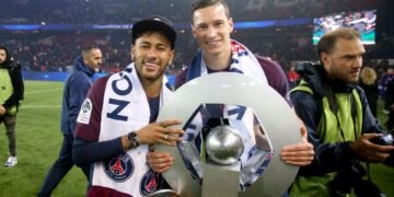 PSG: Draxler e Neymar comemorando título do Campeonato Francês
