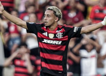 Matheus Gonçalves com a camisa do Flamengo
