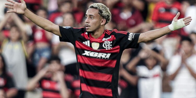 Matheus Gonçalves com a camisa do Flamengo