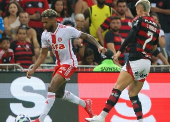 Wesley e Luiz Araújo durante Flamengo x Internacional em março de 2025