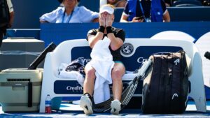 Ella Seidel passando mal durante partida em Cincinnati